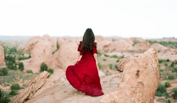 چه رنگ لباسی برای کویر مناسب‌تر است؟
